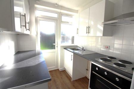 3 bedroom end of terrace house to rent - Photo 2
