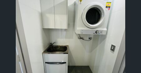 Near New Luxury 2 bedroom apartment. Marble kitchen benchtop - Photo 4