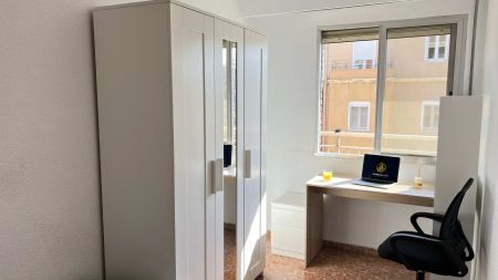 Room in a shared 5-bedroom apartment for rent in Russafa, Valencia - Photo 3