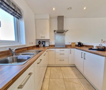 2 bedroom Flat To Let - Photo 4