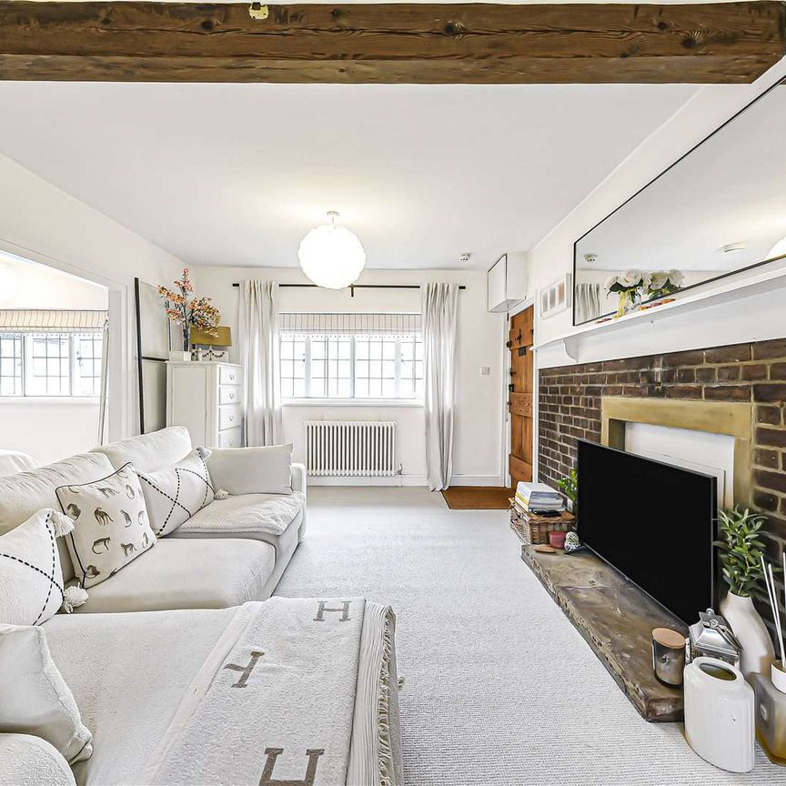 Utterly charming studio apartment set on the first floor of a much loved Arts & Crafts development. - Photo 1