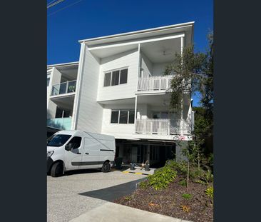Stunning Boutique Apartment Filled with Natural Light - Photo 1