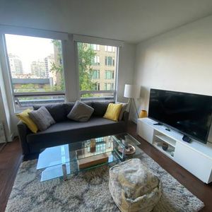 Bright 1Bed+Den Furnished Yaletown apartment - Photo 2