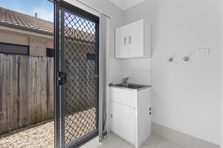 Modern living townhouse with close proximity to schools and public transport - Photo 4