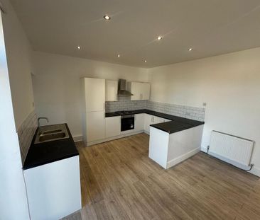 3 bedroom end of terrace house to rent - Photo 2