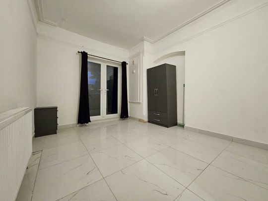 Studio Flat, Conway Road, LU4 - Photo 1