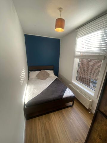 LOVELY DOUBLE ROOM WITH ENSUITE - Photo 4