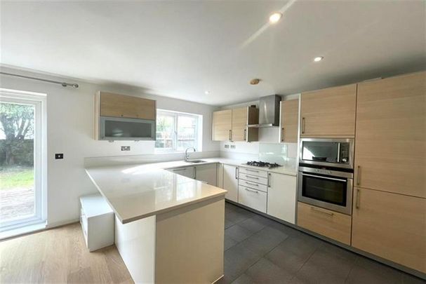 4 bedroom end of terrace house to rent - Photo 1