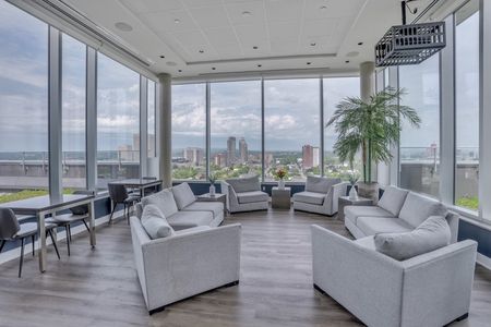 Wellington Street West - Photo 3