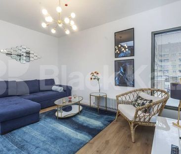 Modern One-Bedroom Flat with Excellent Transport Links - Photo 2