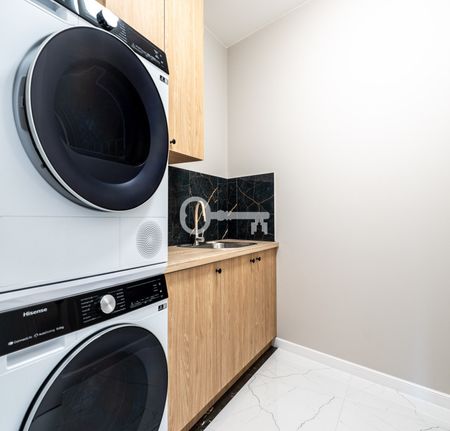 Warszawa, Śródmieście, Śródmieście Muranów, Aleja Solidarności - Photo 2