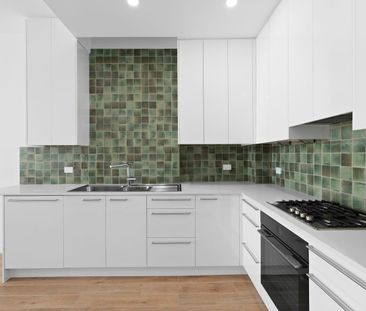 Renovated 3 Bedroom Terrace with Attic – Prime City Location - Photo 1