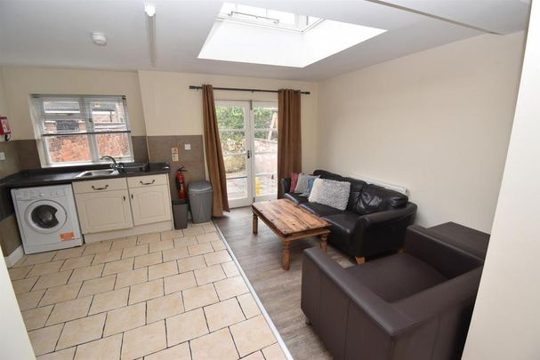 5 bedroom flat to rent - Photo 1