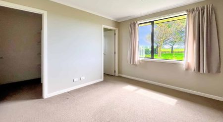 ASHBURTON, FOUR BEDROOM, PET FRIENDLY, LOG BURNER - Photo 3