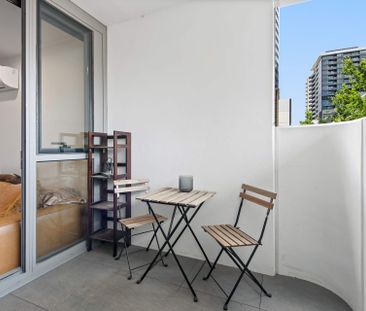 Stunning fully furnished Claremont St. apartment. - Photo 3