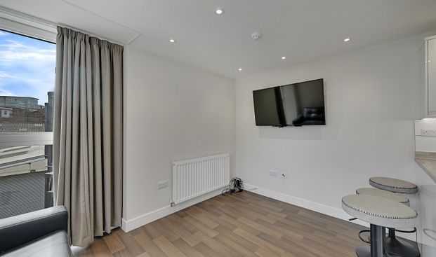 Beautiful 3-Bedroom, 3-Bathroom City Centre Apartment Near Hallam University - Photo 1