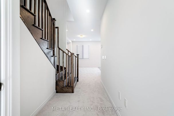 Townhouse For Lease | X8131328 - Photo 1