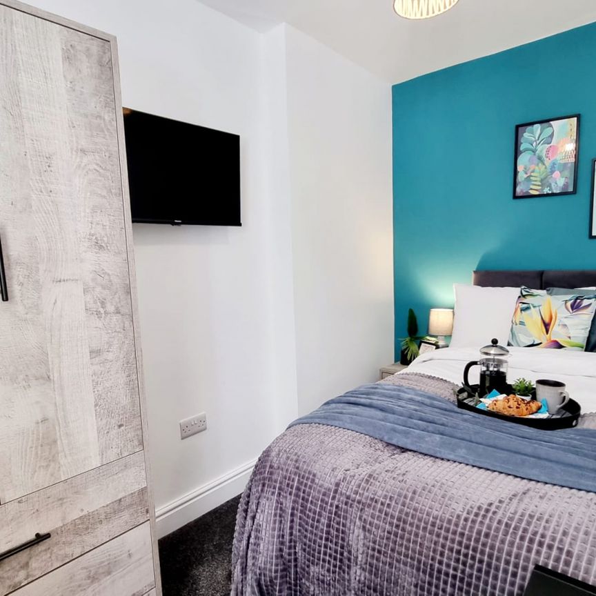 Modern 6-Bedroom Ensuite - Photo 1