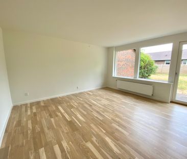 Hyggeligt rækkehus i Odense SØ med terrasse og moderne køkken - Photo 1