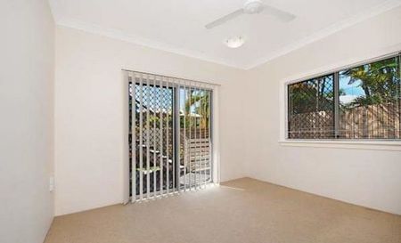 Coastal Serenity: Spacious 2-Bedroom Ground-Floor Unit Steps from Rowes Bay Beach - Photo 5