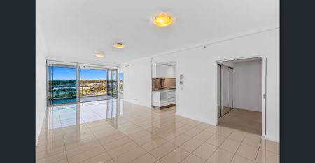 MODERN THREE BEDROOM APARTMENT WITH STUNNING VIEWS! - Photo 5