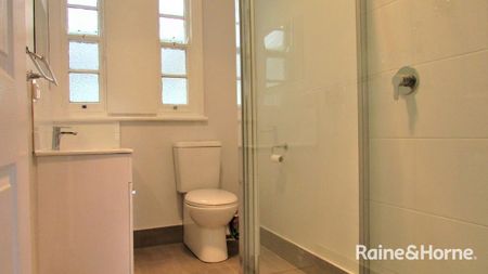 Two Bedroom Fully Renovated Home - Photo 4