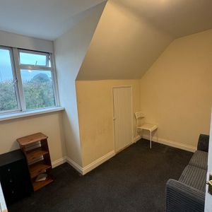 2 Bed Flat, The Colonnade, SO19 - Photo 2