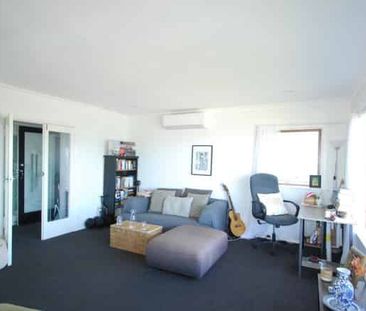 WELL PRESENTED 60'S BUNGALOW WITH STUNNING VIEWS: - Photo 4