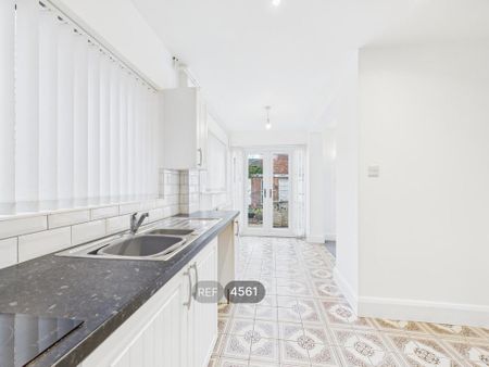 4 bedroom detached house to rent - Photo 3