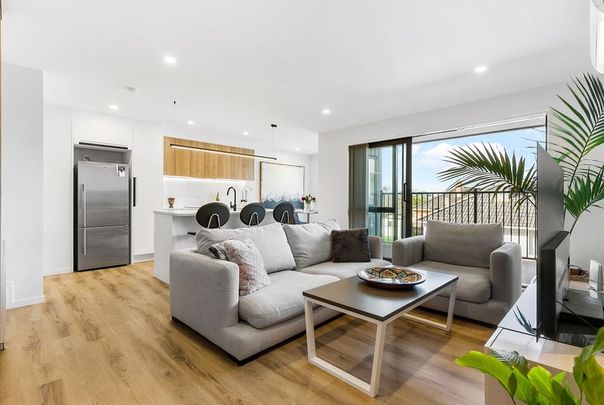 Riverside Retreat: 3BR Townhouse with views - Photo 1