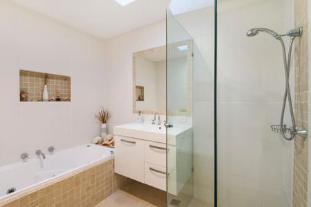 4 Bedroom Home with Stunning Pittwater Views - Photo 5