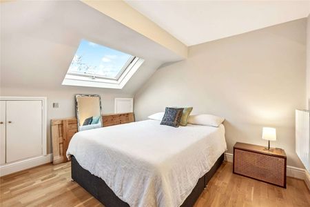 Fabulous family home on a beautiful tree-lined road in the heart of Bedford Park. - Photo 4