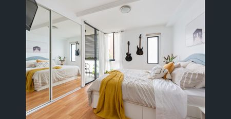 Quiet modern apartment with lifestyle convenience - Photo 2