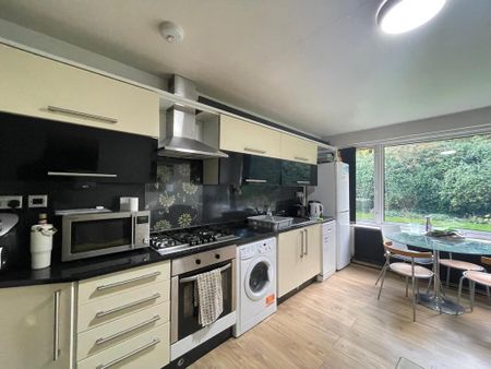 3 bedroom flat to rent - Photo 4