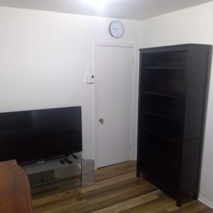 🏡 Magnifique 4½ rénové et meublé à louer – Montréal-Est, à deux pas du fleuve 📍 : 53A avenue Dubé, Montréal-Est (QC) H1B 4W8 💰 Loyer : 2 000 - Photo 2