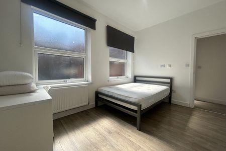 Church Gate - Photo 2