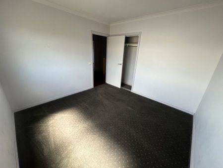 Spendid 3Br Townhouse in Sunshine West! - Photo 3