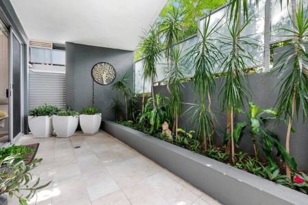 Oversized Ground floor Courtyard Apartment - Photo 3