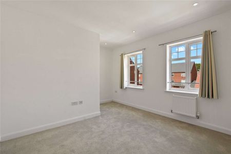 An attractive 3 / 4 bedroom semi detached town house in Bushey, offered unfurnished and available end of October. - Photo 3