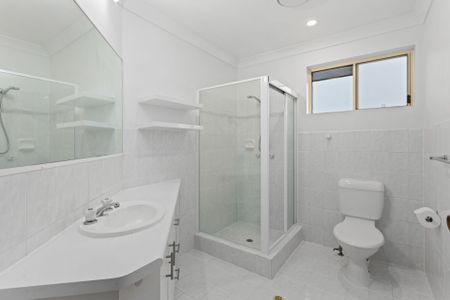 Spacious Two Bedroom Apartment with Balcony in Prime Location - Photo 5