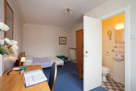 Lovely city centre house with 8 en-suite bedrooms & a 2 bedroom flat - Photo 5