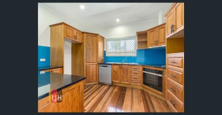 IMMACULATE FAMILY FRIENDLY HOME, IDEAL FOR ENTERTAINING ! - Photo 3