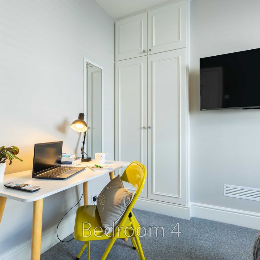 Room 5 - Photo 1