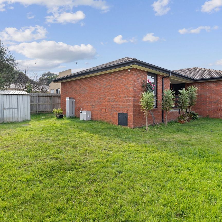 Comfy Family Home in Highly Sought after Location&excl; - Photo 1