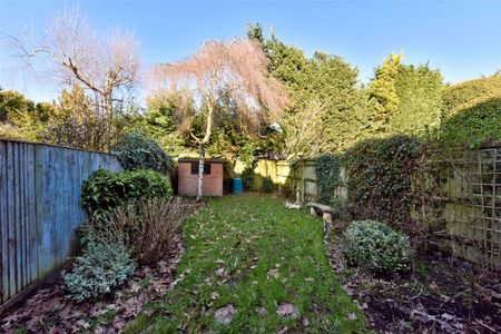 Well presented house located in an attractive close within Beaconsfield New Town. - Photo 5