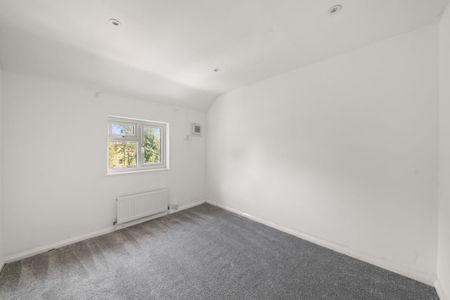 3 Bed Terraced House, Barrack Road, TW4 - Photo 2