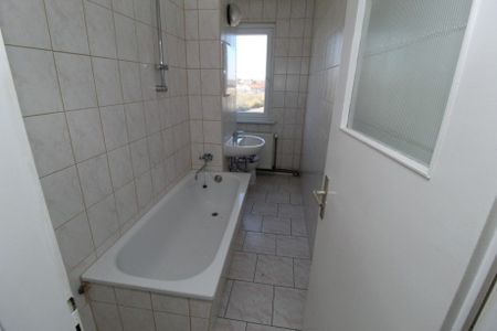 Schicke 2- Zimmerwohnung in ruhiger Lage inkl. Tageslichtbad mit Badewanne + Laminat & Fliesen - Photo 2