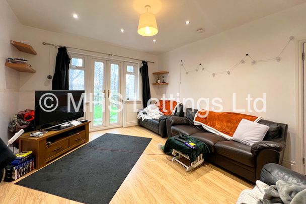 4 Bedroom Semi-Detached House for rent in Dennistead Crescent - Photo 1