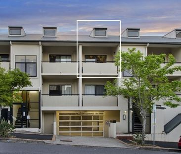 Light-Filled Inner-City Living on Boundary Street - Photo 2