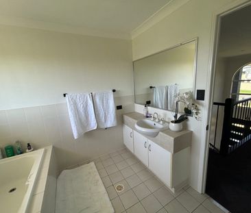 Shared large house, backing onto a bird nature reserve. - Photo 5